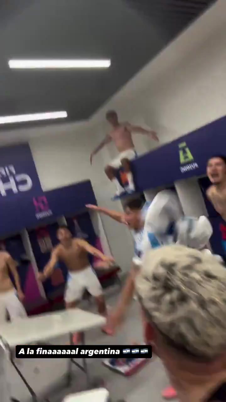 狂歡！阿根廷U20進(jìn)入世青賽決賽，球員們?cè)诟率爷偪駪c祝